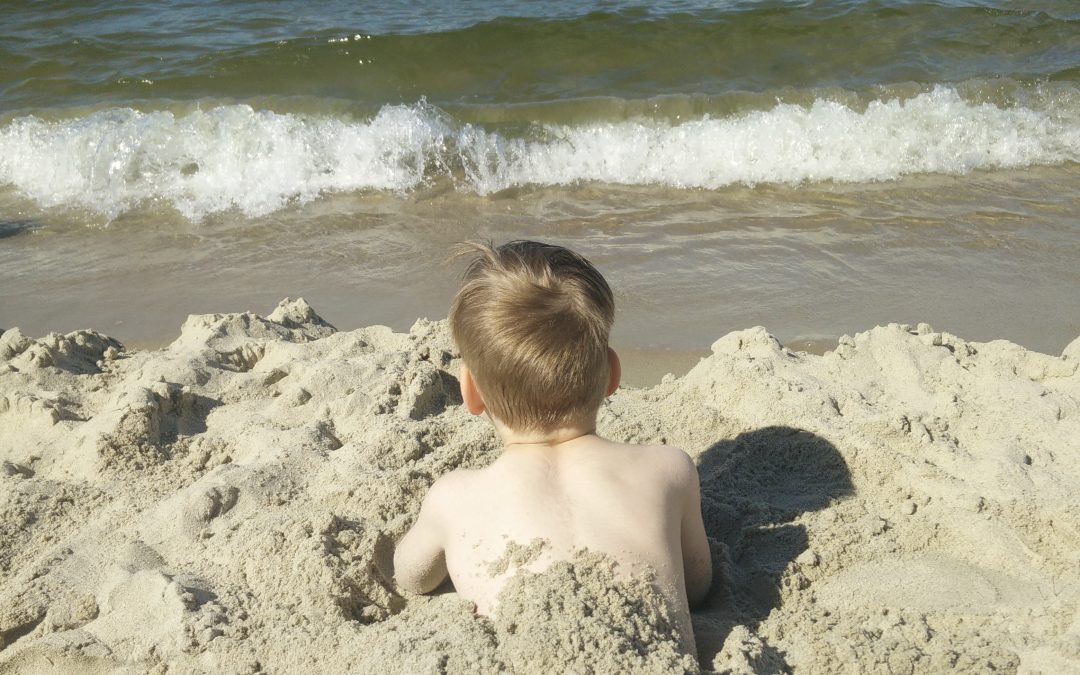 chłopiec zakopany w piasku nad morzem we wpisie Spełnienie moich marzeń