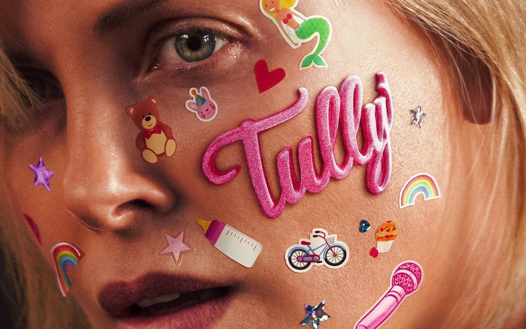 fragment plakatu filmu Tully - twarz dziewczyny z dużą ilością naklejek społecznościowych i napisem Tully we wpisie Dlaczego film "Tully" budzi mój sprzeciw