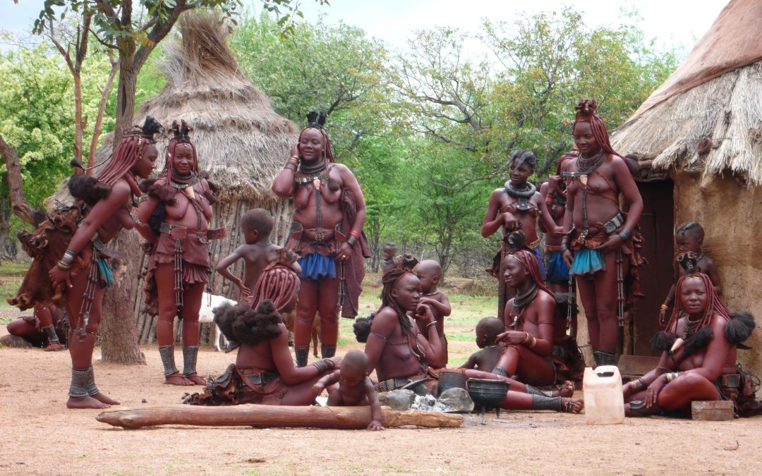 Kobiety z plemienia Himba w Namibii na tle szałasów, Zbuduj sobie wioskę... w realu