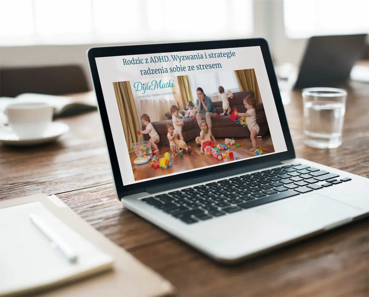 laptop z okładką webinaru